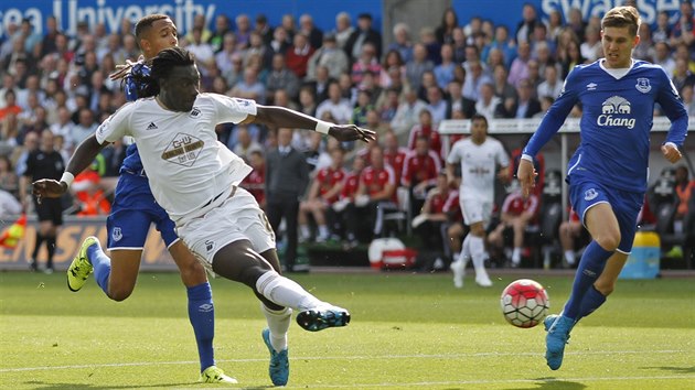 Baftimbi Gomis zakonuje bhem zpasu 6. kola anglick Premier League mezi Swansea a Evertonem.
