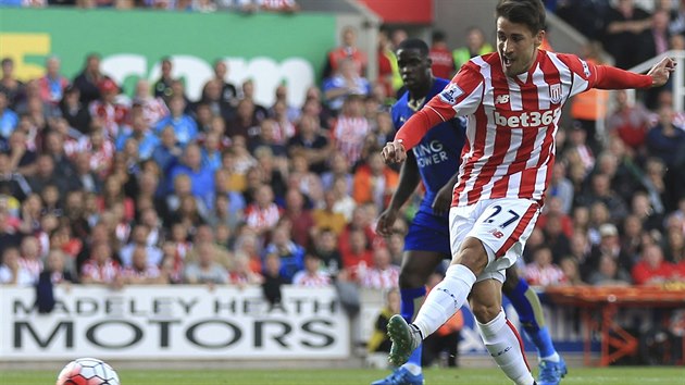 Bojan Krki ze Stoke City promuje pokutov kop v zpase s Leicesterem.