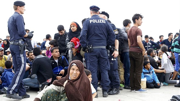 Uprchlci v rakouskm Nickelsdorfu (14. z 2015)