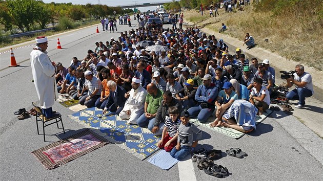 Uprchlci se modl na dlnici nedaleko tureckho Edirne (18. z 2015)