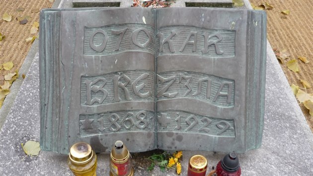 Bronzov kniha zmizela z hrobu vznamnho bsnka Otokara Beziny v z roku 2014