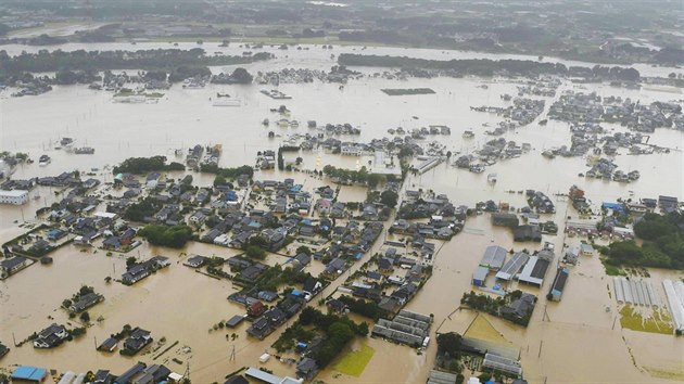 V prefektue Toigi spadlo bhem 24 hodin a 500 milimetr srek. Podle Japonsk meteorologick agentury to je dvojnsobn mnostv toho, co napr za cel z (10. z 2015).