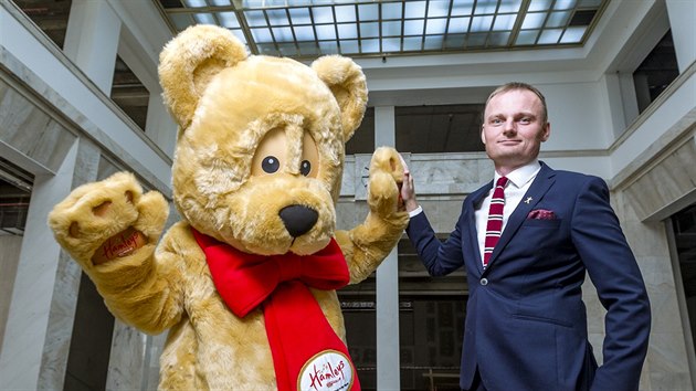 Pavel melk si pronajal budovu bval banky v centru Prahy a buduje v n tradin britsk hrakstv Hamleys.