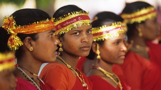 Mladé dívky, ale i hoši kmene Muria, se na pobyt v ghotulu, škole sexu, sounáležitosti s komunitou i dalších důležitých dovedností pro život, těší.