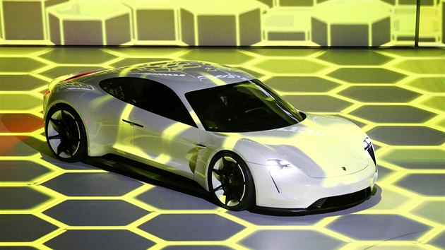 Koncept Porsche Mission E na prezentaci koncernu Volkswagen na letonm ronku frankfurtskho autosalonu