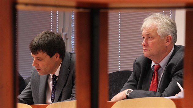 U soudu skončili i tehdejší předseda představenstva Krajské zdravotní René Budjač (vpravo) a místopředseda Tomáš Indra (vlevo).