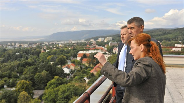Ministr financí Andrej Babiš si s litvínovskou starostkou Kamilou Bláhovou prohlédl ze střechy Kolektivního domu město a jeho okolí. (10. září 2015)