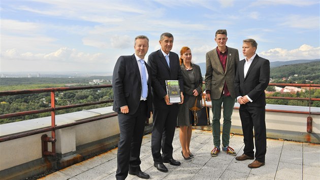 Ministr financ Andrej Babi pevzal petici od zstupc organizace Greenpeace (vpravo) proti prolomen zemnch limit tby uhl na Litvnovsku. (10. z 2015)