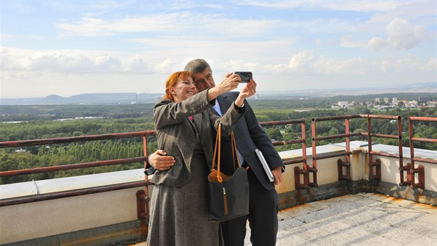 Litvínovská starostka Kamila Bláhová se vyfotila na střeše Koldomu s ministrem financí Andrejem Babišem. (10. září 2015)