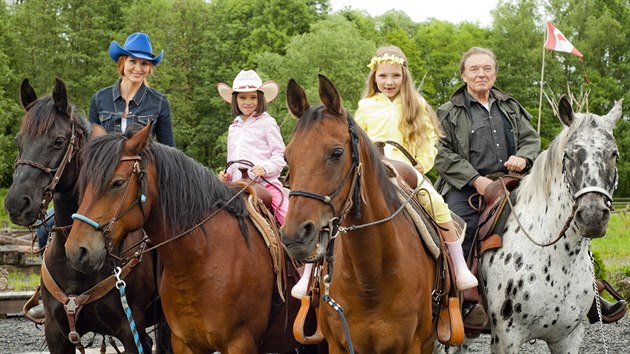 Karel Gott se se svou rodinou nechal vyfotit na koních.