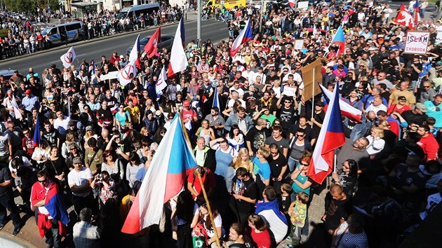 V sobotu odpoledne se na Vclavskm nmst konaly demonstrace odprc i zastnc uprchlk (12. z 2015).