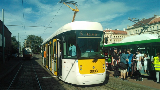 V rámci Evropského týdne mobility vyjela s cestujícími poprvé na tra tramvaj...