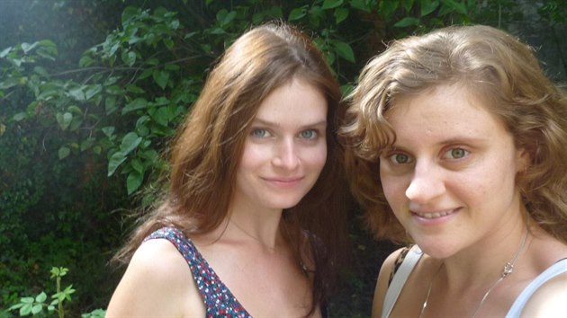 Na v�t�in� sn�mk� z vyloven�ho fotoapar�tu je tato d�vka.