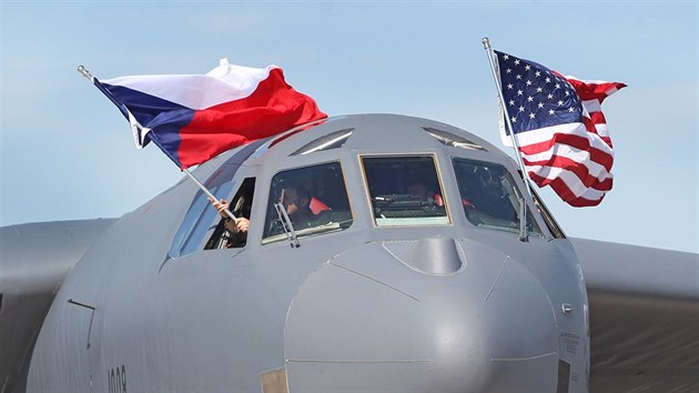 Dny NATO 2015 - plet strategickho bombardru B-52 na letit v Ostrav-Monov (17. z 2015)