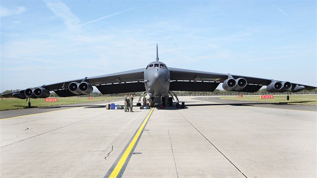 Dny NATO 2015 - přílet strategického bombardéru B-52 na letiště v Ostravě-Mošnově (17. září 2015)