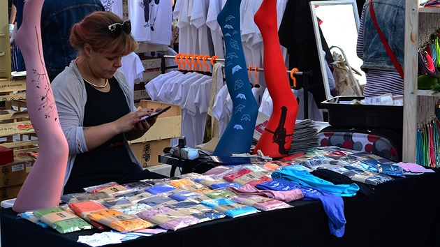 Open air prodejní výstava autorské tvorby nabídla módu a dopl�ky pro �eny i...