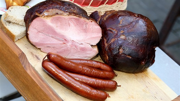 Uzené maso i párečky vypadají po vytažení z udírny také lákavě.