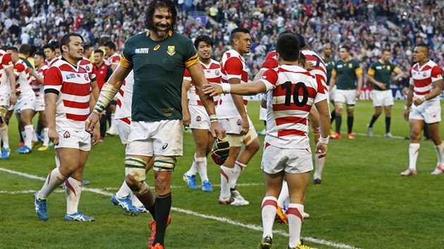 Jihoafrick rojnk Victor Matfield gratuluje japonskm ragbistm k senzan vtzstv 34:32.