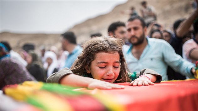 Kurdov v Cizre oplakvaj sv blzk, kte zahynuli pi stetech stoupenc PKK s tureckou armdou (13. z 2015)