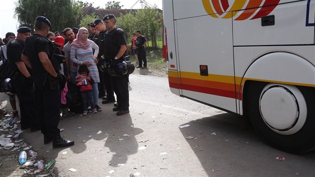 Benci v chorvatskm Tovarniku ekaj, a je autobus i vlak odveze dl na zpad (19. z 2015)