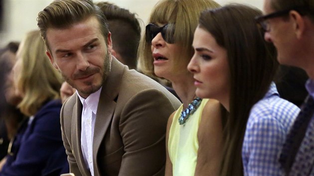 Pehldku jarn kolekce sv manelky si nenechal ujt ani David Beckham. V publiku sedl vedle fredaktorky asopisu Vogue Anny Wintourov.
