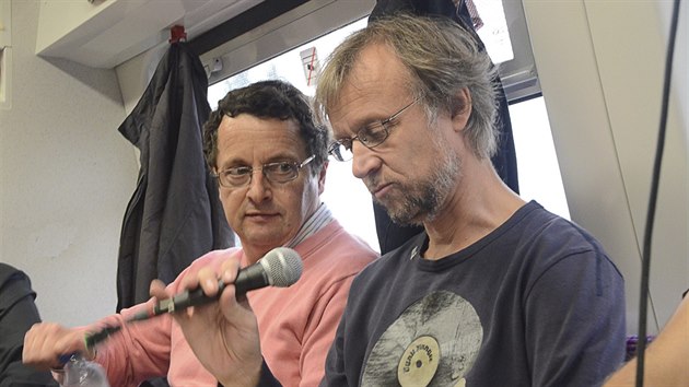 Michal Viewegh a Martin Reiner pi akci ten ve vlaku v roce 2014