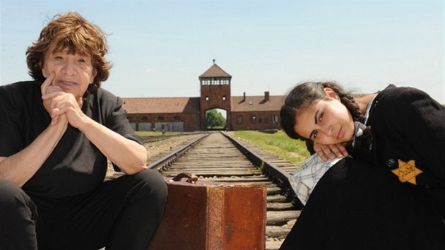 Zuzanu Minovou (vlevo) v hranch dotkch filmu Mateje Mine Oima fotografky ztlesnila Julie Ondrkov.