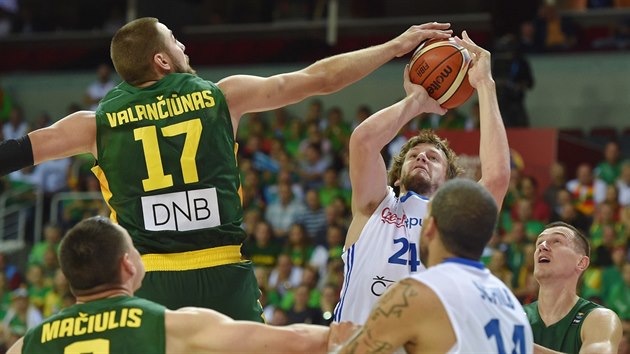 esk basketbalista Jan Vesel pi stelb, blokuje ho Jonas Valaniunas z Litvy.
