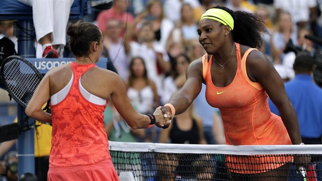 GRATULACE. Serena Williamsov blahopeje Robert Vinciov k vtzstv v semifinle US Open.
