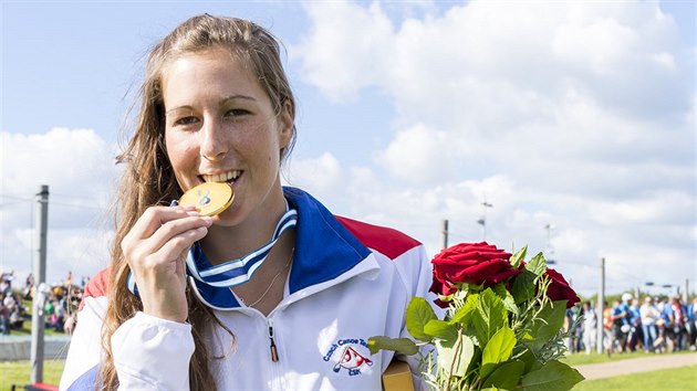 Kateina Kudjov se zlatou medail na mistrovstv svta ve vodnm slalomu v Londn.