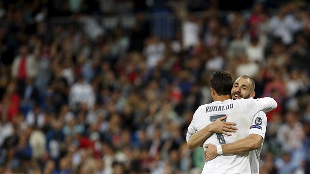 GLOV RADOST. Cristiano Ronaldo z Realu Madrid se raduje ze vstelenho glu. Jako prvn mu blahopeje Karim Benzema.