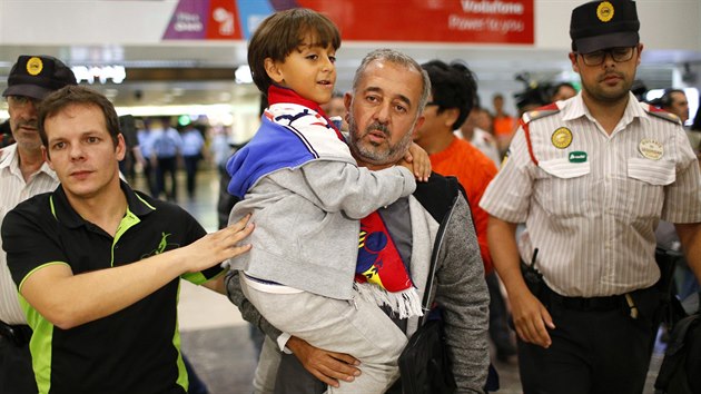 Syrsk uprchlk Osama Abdul Mohsen dorazil do panlska, kde bude pracovat jako fotbalov trenr.