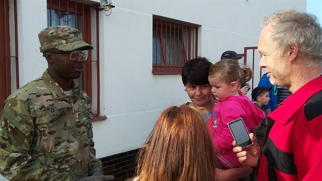 Písluník americké armády hovoí s lidmi v Ostrov u Stíbra pi prjezdu...