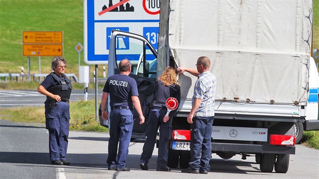 Nmeck policie zavedla kontroly na u hraninho pechodu Bo Dar - Oberwiesenthal. Zamuje se hlavn na nkladn auta a dodvky. (17.9.2015)