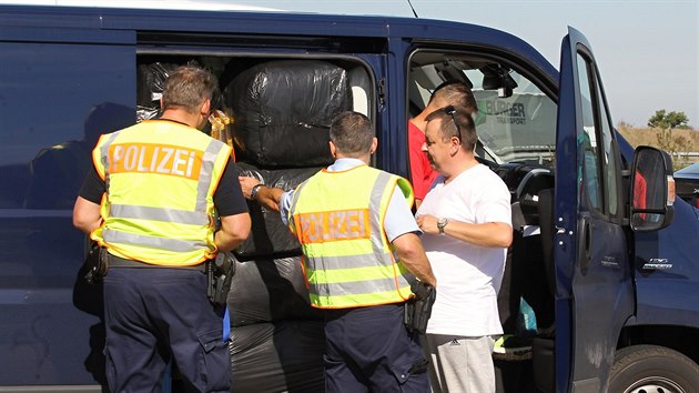 Několik kilometrů od hranice kontrolují němečtí policisté auta. Zaměřují se hlavně na dodávky a nákladní vozy a hledají uprchlíky a jejich převaděče. (17. září 2015)