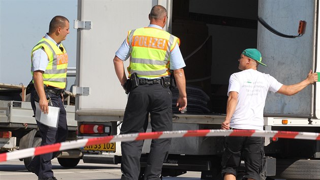 Nkolik kilometr od hranice kontroluj nmet policist auta. Zamuj se hlavn na dodvky a nkladn vozy a hledaj uprchlky a jejich pevade. (17.9.2015)