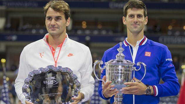 VÍTZ A PORAENÝ. Novak Djokovi (vpravo) s pohárem pro vítze US Open pózuje...