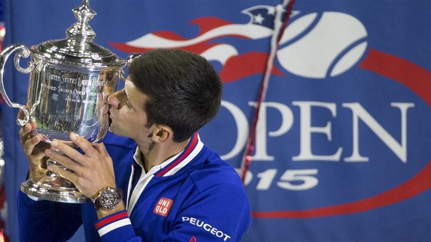 VTZN POLIBEK. Srbsk tenista Novak Djokovi lb pohr pro vtze US Open.