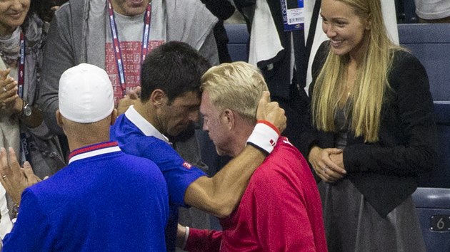 OBJETÍ S TRENÉREM. Novak Djokovič (vlevo) se po triumfu objímá se svým trenérem Borisem Beckerem.