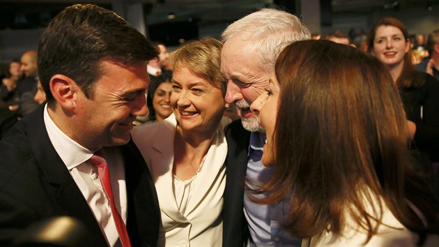 Jeremy Corbyn oslavuje vtzstv s ostatnmi kandidty Andy Burnhamem, Yvette Cooperovou a Liz Kendallovou (12. z 2015).
