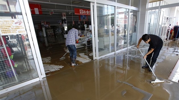 Zamstnanci jednoho z obchod v Joso se ho sna zbavit pinav vody (11. z 2015).