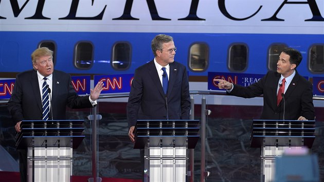 Republiknt kandidti Donald Trump, Jeb Bush a Scott Walker bhem druh televizn debaty (17. z 2015).