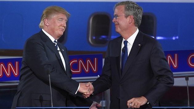 Donald Trump a Jeb Bush bhem druh televizn debaty (17. z 2015).