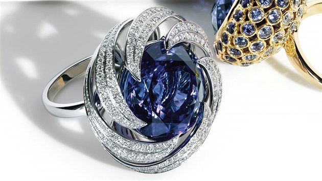 Nejcennjm perkem v cestovn kolekci Tiffany je tento platinov prsten se vzcnm, temn modrm tanzanitem o vze 21.72 kart lemovan blmi pav diamanty. Prsten navrhla Francesca Amfitheatrofov pro Modrou knihu 2015. Inspirac j bylo moe. Cena prstenu in 3 165 000 korun.