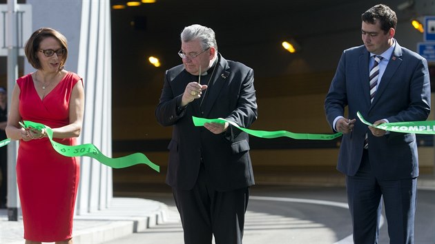 P�sku p�ed tunelem slavnostn� p�est�ihli prim�torka Adriana Krn��ov�, kardin�l Dominik Duka a prim�tor�in n�m�stek Petr Dol�nek.