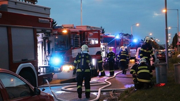 tyi jednotky hasi vyjdly kvli poru autbusu dnes rno do Zakan. Ilustran foto.