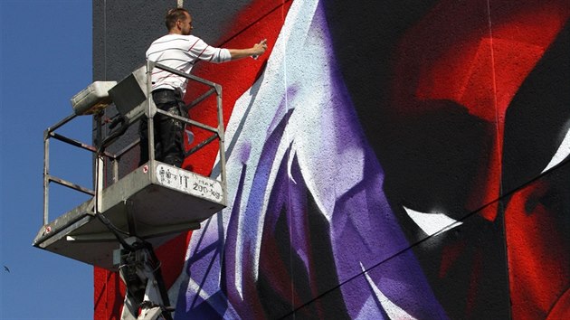 Dv olomouck budovy zdob po 8. ronku StreetArt festivalu ob grafitti. Jednm z nich je estipodlan Batman na panelku v arelu fakultn nemocnice (snmek pozen bhem tvorby).