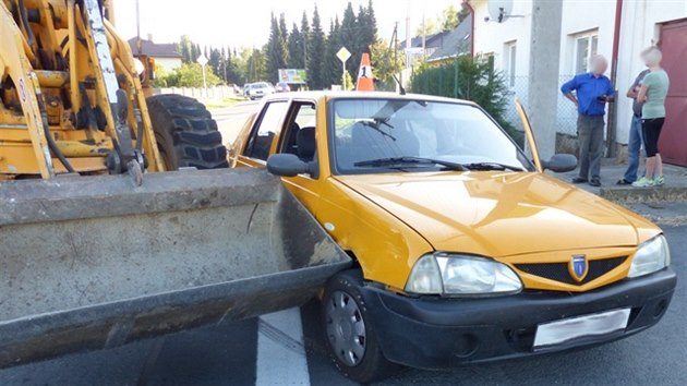 idi zaal na Jesenicku pedjdt naklada zrovna ve chvli, kdy zaal stroj odboovat. Po srce skonilo auto mimo silnici.