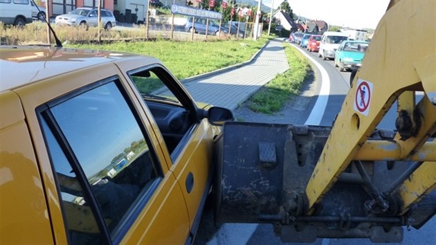 idi zaal na Jesenicku pedjdt naklada zrovna ve chvli, kdy zaal stroj odboovat. Po srce skonilo auto mimo silnici.