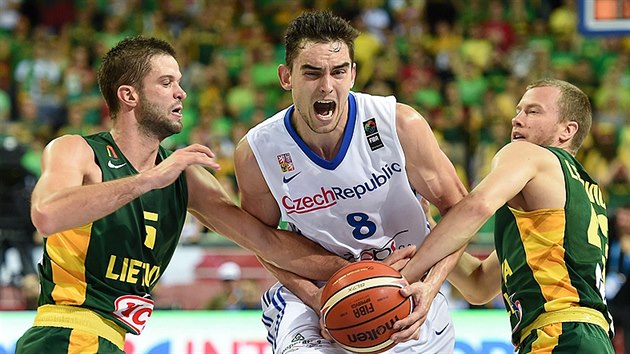 esk basketbalista Tom Satoransk se seznamuje s tvrdou litevskou obranou.